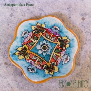 Sottopentola in terracotta con decorazioni floreali