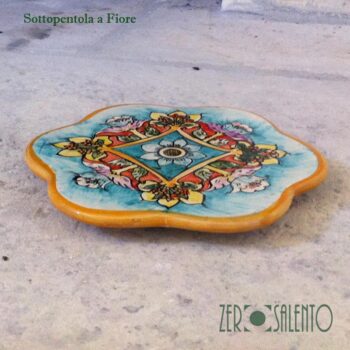 Sottopentola in terracotta con decorazioni floreali - immagine 2