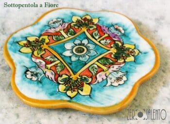 Sottopentola in terracotta con decorazioni floreali - immagine 3