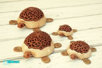 Tartaruga portacenere con tappo traforato in terracotta