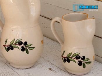 Brocca Ursulo acqua e vino in Terracotta - Ceramica decoro Olive - immagine 4