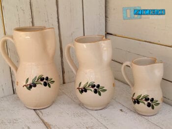 Brocca Ursulo acqua e vino in Terracotta - Ceramica decoro Olive - immagine 2