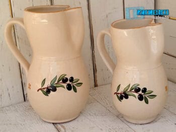 Brocca Ursulo acqua e vino in Terracotta - Ceramica decoro Olive - immagine 3