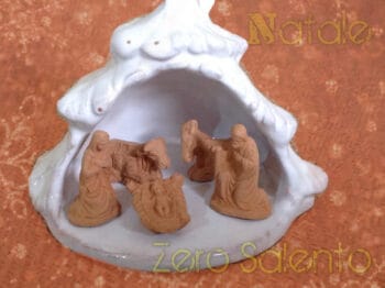 Presepe di Natale in Terracotta smalto bianco - Sacra Famiglia con Grotta