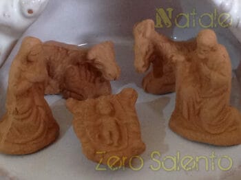 Presepe di Natale in Terracotta smalto bianco - Sacra Famiglia con Grotta - immagine 3