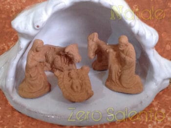 Presepe di Natale in Terracotta smalto bianco - Sacra Famiglia con Grotta - immagine 2