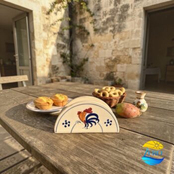 Portatovaglioli Tondo da tavolo in Terracotta - Ceramica decoro Gallo Salentino - immagine 2