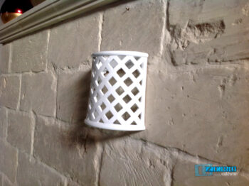 Applique in Terracotta a mezzaluna traforata a rombi smaltata bianca a parete TERIL18 - immagine 4