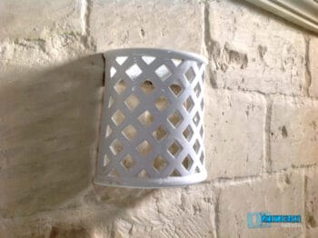 Applique in Terracotta a mezzaluna traforata a rombi smaltata bianca a parete TERIL18 - immagine 5