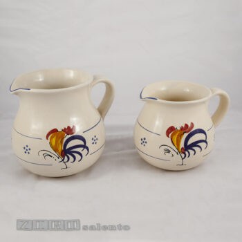 Brocca Bombata acqua e vino in Terracotta - Ceramica decoro Gallo Salentino - immagine 2