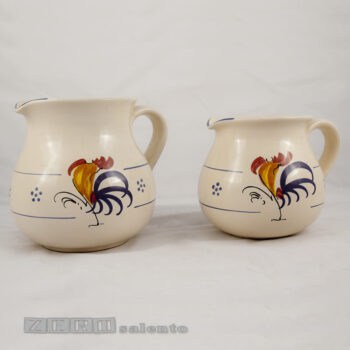 Brocca Bombata acqua e vino in Terracotta - Ceramica decoro Gallo Salentino - immagine 4