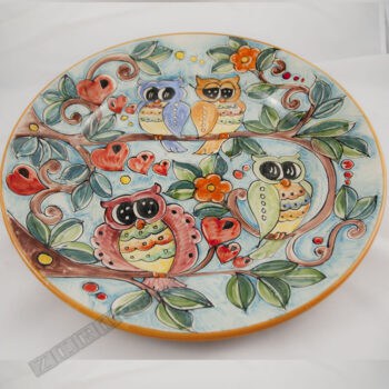 Piatto piano in terracotta con motivo Le Civette dipinto a mano