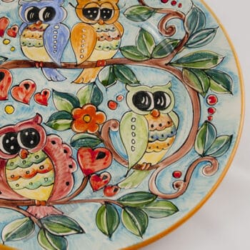 Piatto piano in terracotta con motivo Le Civette dipinto a mano - immagine 2