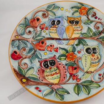 Piatto piano in terracotta con motivo Le Civette dipinto a mano - immagine 3