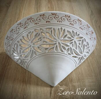 Applique conica terracotta smaltata bianca, intaglio a fiori e disegno a incisione TERIL63 - immagine 2