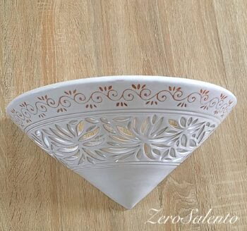 Applique conica terracotta smaltata bianca, intaglio a fiori e disegno a incisione TERIL63
