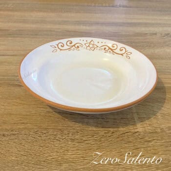 Piatto Fondo in Terracotta Ceramica bianca decoro a incisione cm23 - immagine 4