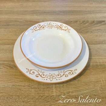 Piatto Fondo in Terracotta Ceramica bianca decoro a incisione cm23 - immagine 3