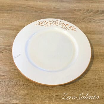 Piatto Piano in Terracotta Ceramica bianca decoro a incisione cm29 - immagine 3