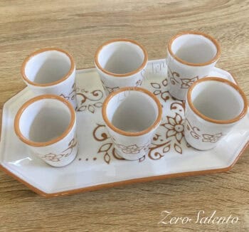 Set BICCHIERI LIMONCELLO o LIQUORE con vassoio in Terracotta Ceramica bianca decoro a incisione - immagine 2