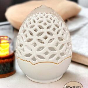 Lampada da tavolo a forma di Pigna intaglio a farfalle Bianco Teril116