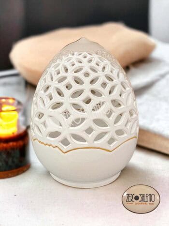 Lampada da tavolo a forma di Pigna intaglio a farfalle Bianco Teril116