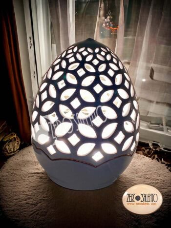 Lampada da tavolo a forma di Pigna intaglio a farfalle Bianco Teril116 - immagine 2