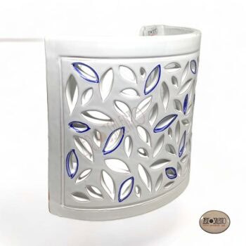 Lampada applique Bianca intaglio a foglioline contorni blu in Terracotta a parete Teril06.BIB - immagine 5