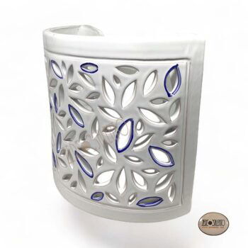 Lampada applique Bianca intaglio a foglioline contorni blu in Terracotta a parete Teril06.BIB - immagine 4
