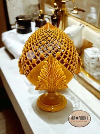 Lampada da tavolo a forma di Pigna intaglio moderno a Rombi Giallo Miele Teril121.GI - immagine 2