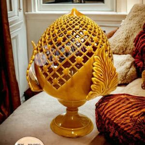 Lampada da tavolo a forma di Pigna intaglio moderno a Rombi Giallo Miele Teril121.GI