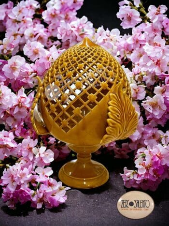 Lampada da tavolo a forma di Pigna intaglio moderno a Rombi Giallo Miele Teril121.GI - immagine 3